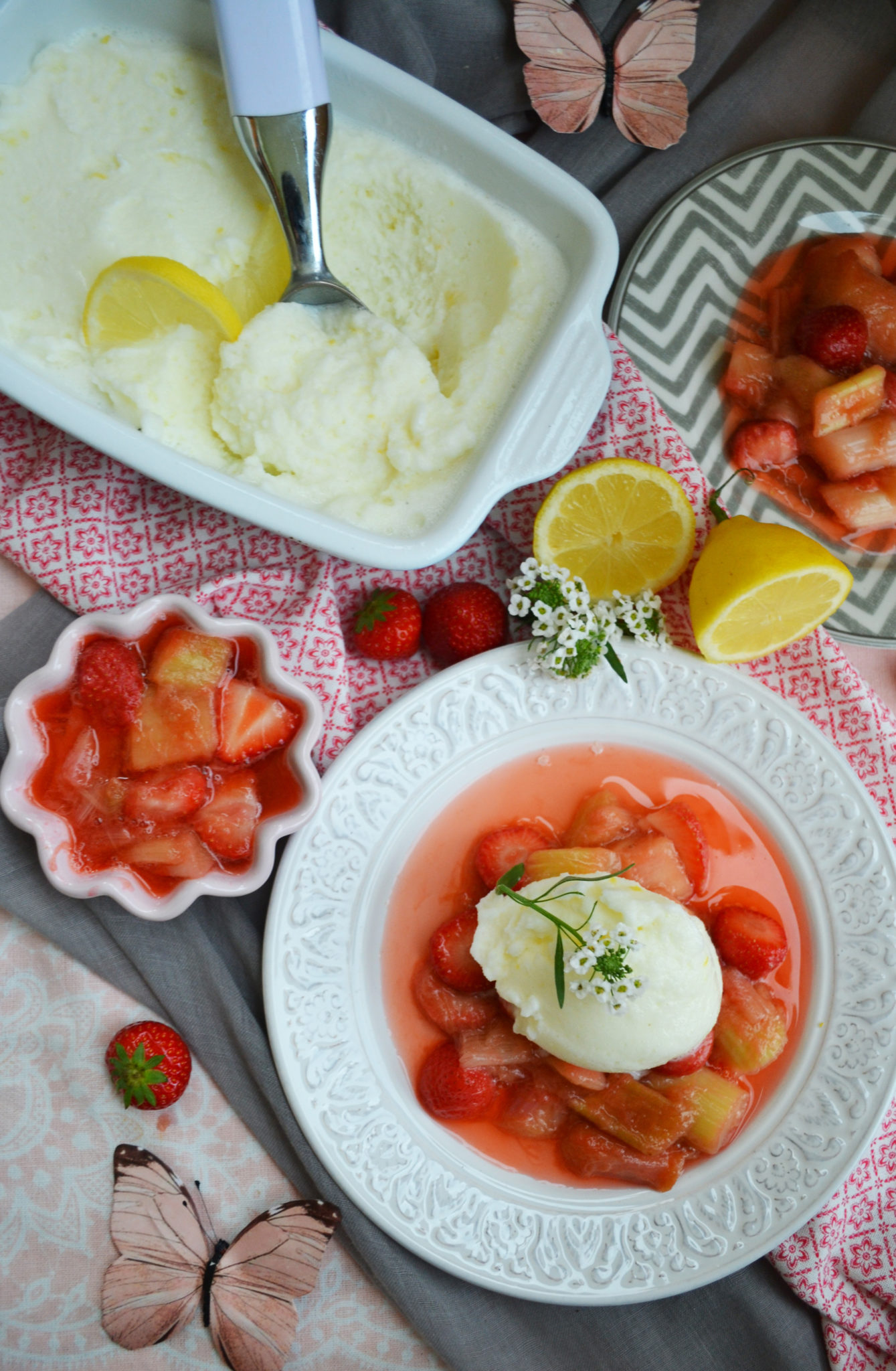Frisch und fruchtig! Zitroneneis auf Erdbeer-Rhabarber-Ragout ...