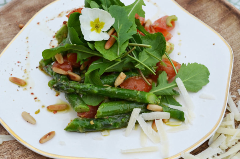 Ein Star im Frühling! Spargel-Avocado-Salat mit Parmesan-Gestöber ...
