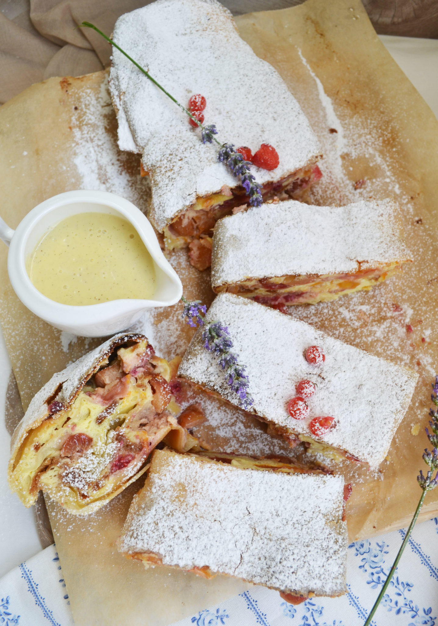 Lasst Uns Strudeln! Sommer-Topfenstrudel Mit Vanillesauce ...