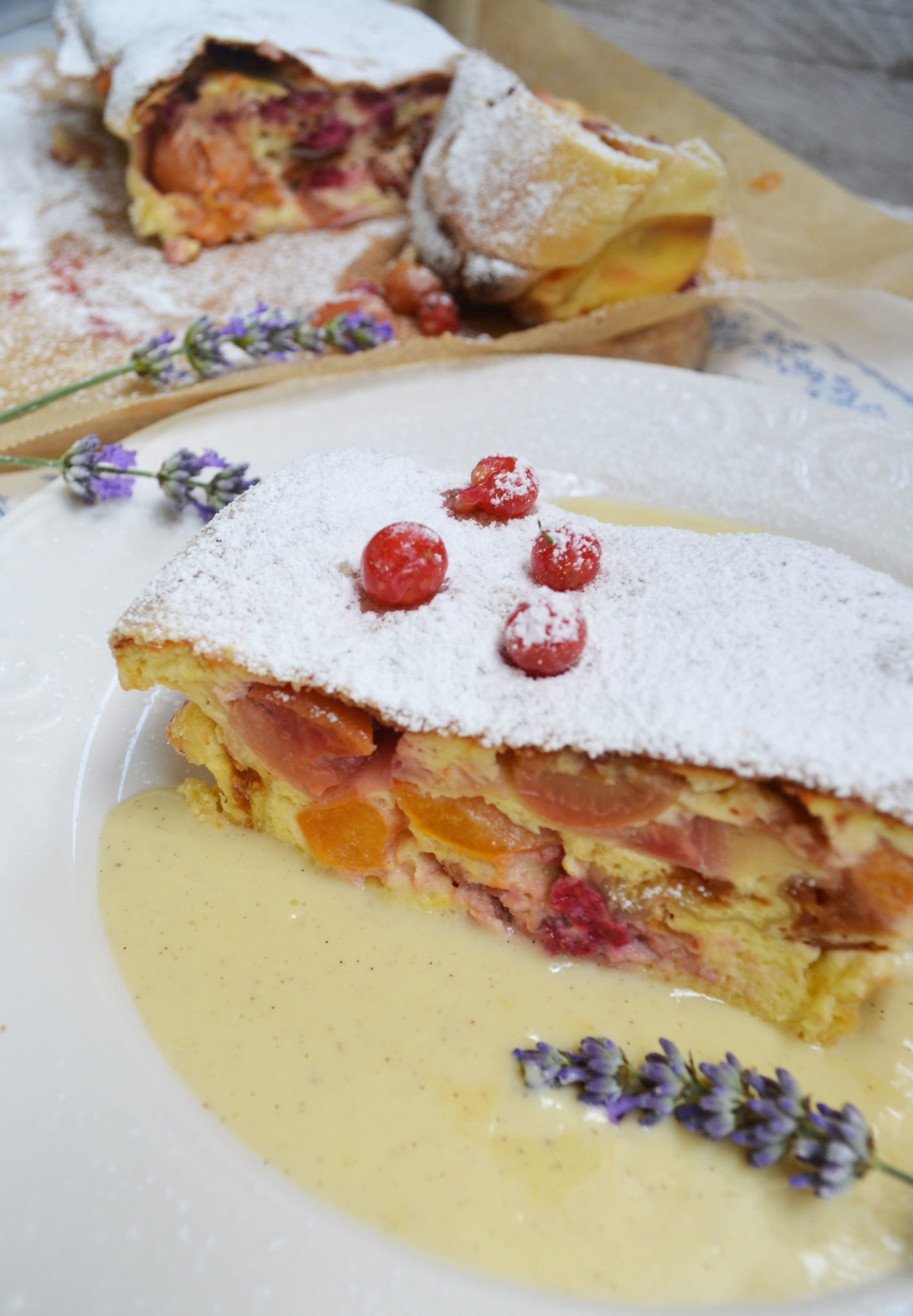 Lasst Uns Strudeln! Sommer-Topfenstrudel Mit Vanillesauce ...