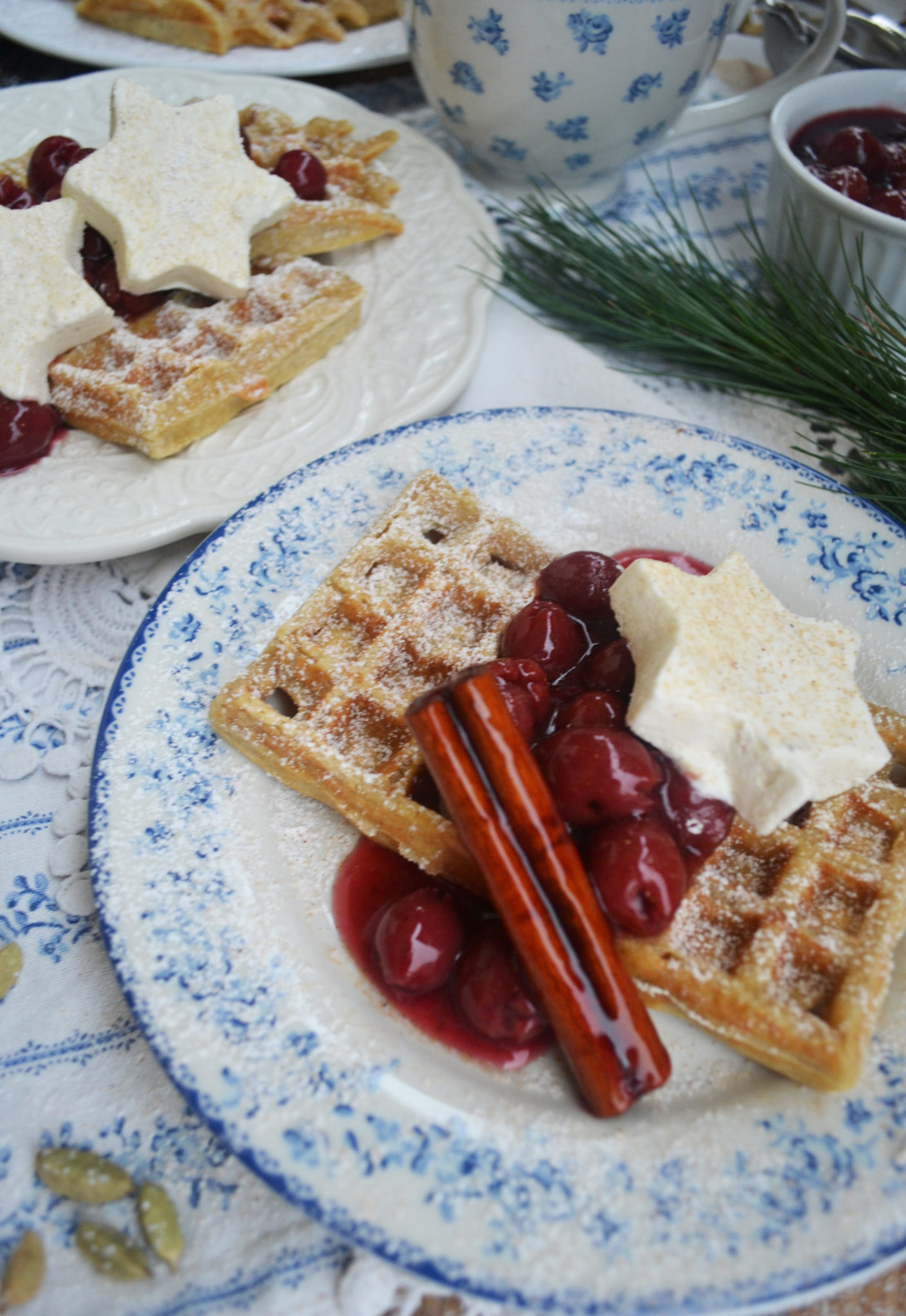 Zauberhafte Kombination! Spekulatius-Waffeln Mit Gewürzkirschen Und Eis ...