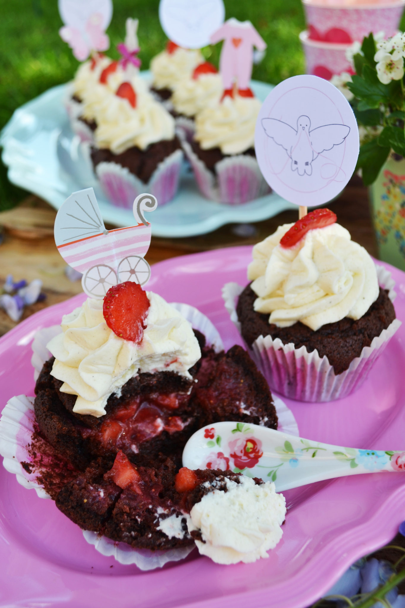 Süße Liebe! Gefüllte Erdbeer-Schoko-Cupcakes Mit Frischkäse-Topping ...