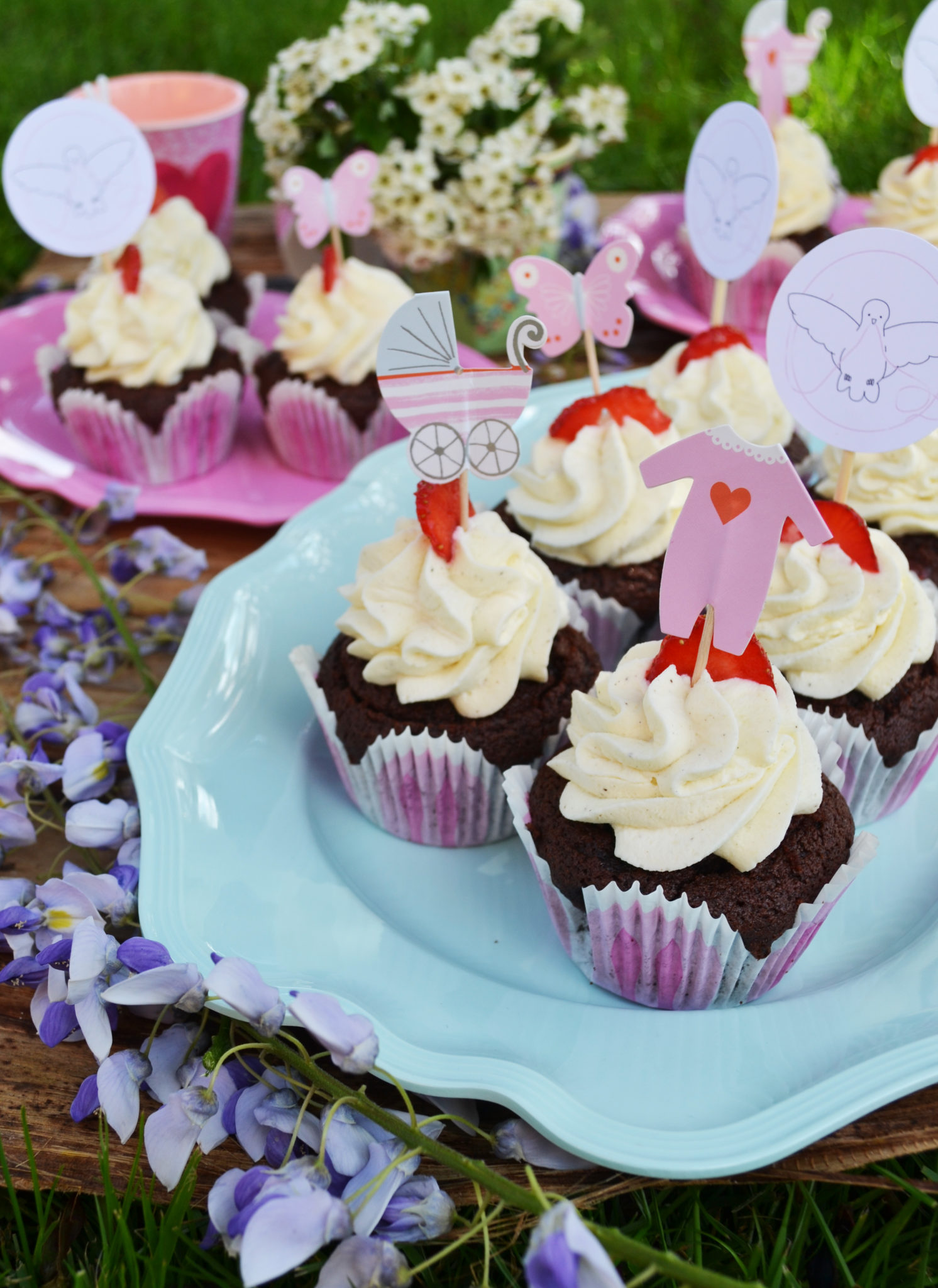 Süße Liebe! Gefüllte Erdbeer-Schoko-Cupcakes Mit Frischkäse-Topping ...